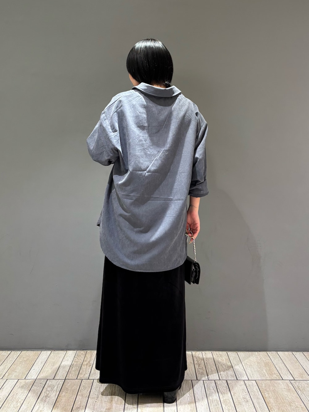 グレー系のシャツ/ブラウス、ブラック系のスカート、ブラック系のローファーを着用したレディースの秋コーディネートの4枚目の写真