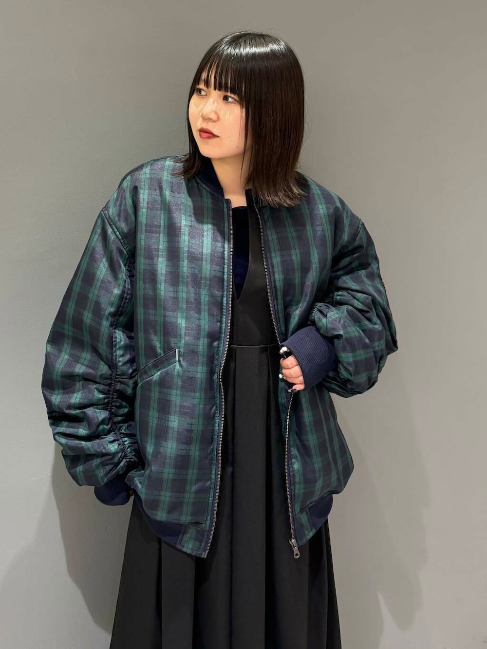 ブルー系のTシャツ/カットソー、ブラック系のワンピース、ブラック系のMA-1を着用したレディースの秋コーディネートの5枚目の写真