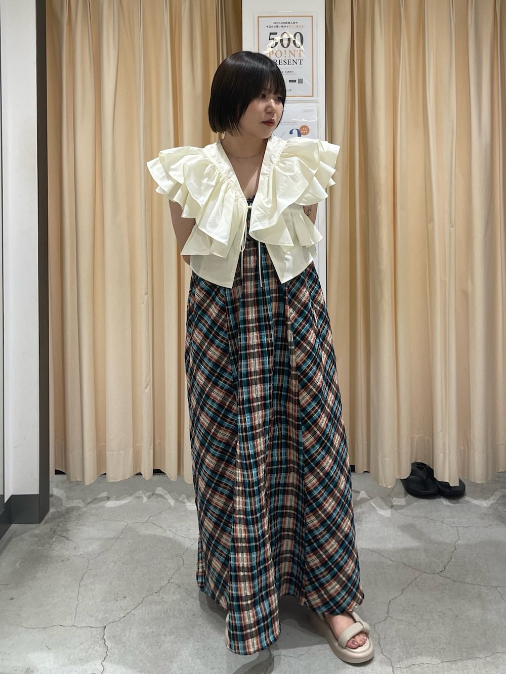 「ブラウス、ワンピース、キャミワンピ、サンダル、レイヤードスタイル、夏コーデ、お出かけコーデ、大人かわいい、低身長コーデ、ワンピースコーデ、ホワイト、KBF、RODE SKO」｜「KBFのマルチWAYクロップドフリルブラウス（シャツ/ブラウス、ホワイト系）」を使った、nagisaさん（レディース・153cm）の夏コーディネートの2枚目の写真