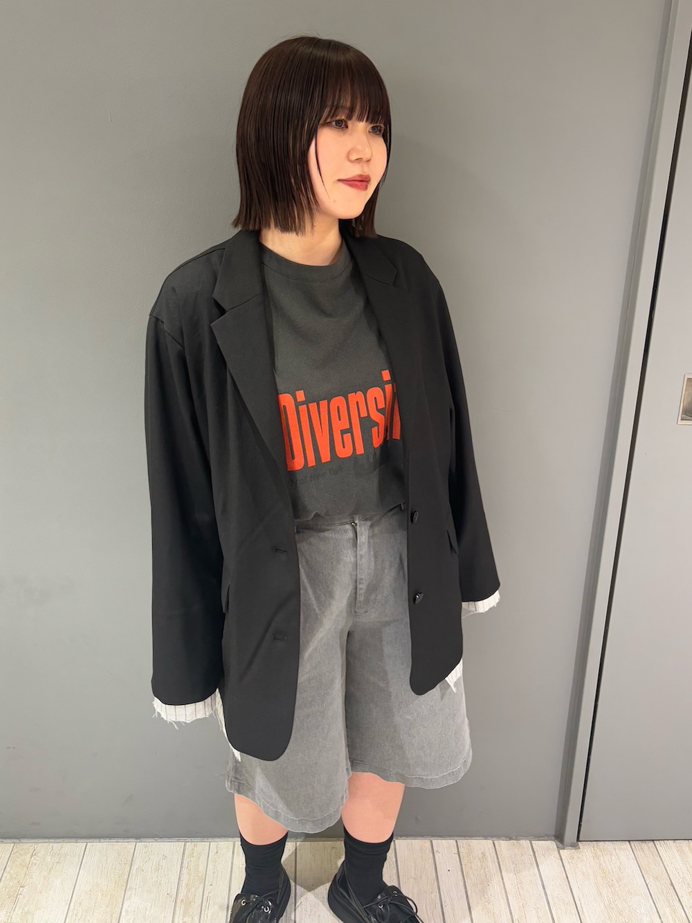 「ジャケット、ハーフパンツ、ロンT、ローファー、春コーデ、おしゃれさんと繋がりたい、オーバーサイズ、オトナ女子、低身長、ootd、休日スタイル、モード、モノトーン、骨格ストレート、KBF」｜「KBFのレイヤードデザインジャケット（テーラードジャケット、ブラック系）」を使った、nagisaさん（骨格ストレート・レディース・153cm）の春コーディネートの4枚目の写真