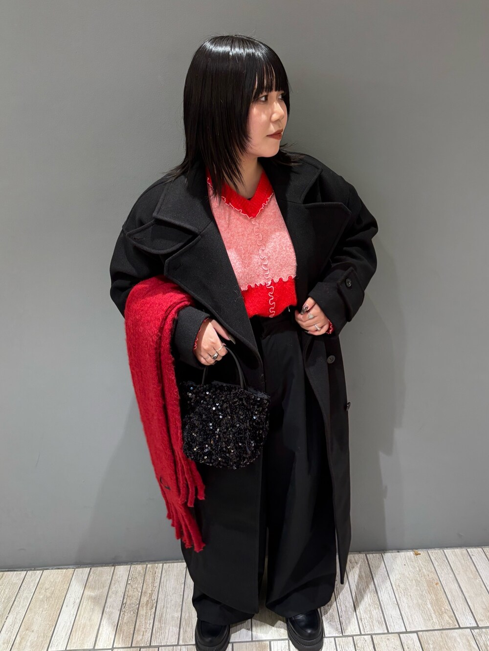 「ロングコート、クリスマスに着たい服、モード、差し色コーデ、ブラックコーデ、きれいめカジュアル、キレイめ、パンツスタイル、大人コーデ、ニット、低身長コーデ、おしゃれさんと繋がりたい、お出かけコーデ、オトナカジュアル、KBF」｜「RODE SKOのチェーン付きスパンコールバッグ（ショルダーバッグ、ブラック系）」を使った、nagisaさん（レディース・153cm）の冬コーディネートの7枚目の写真
