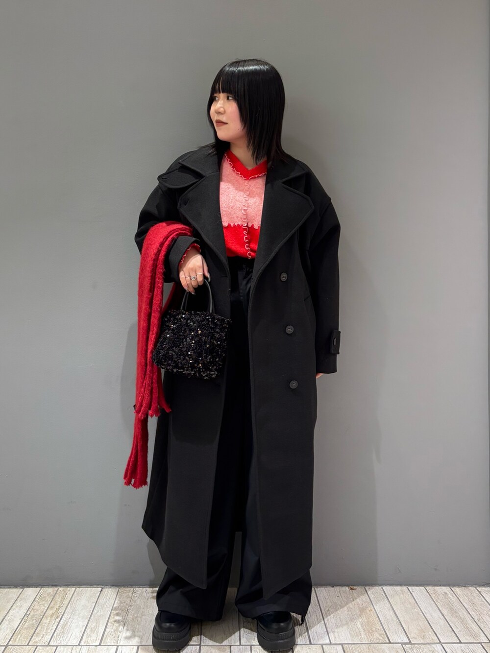 「ロングコート、クリスマスに着たい服、モード、差し色コーデ、ブラックコーデ、きれいめカジュアル、キレイめ、パンツスタイル、大人コーデ、ニット、低身長コーデ、おしゃれさんと繋がりたい、お出かけコーデ、オトナカジュアル、KBF」｜「RODE SKOのチェーン付きスパンコールバッグ（ショルダーバッグ、ブラック系）」を使った、nagisaさん（レディース・153cm）の冬コーディネートの5枚目の写真