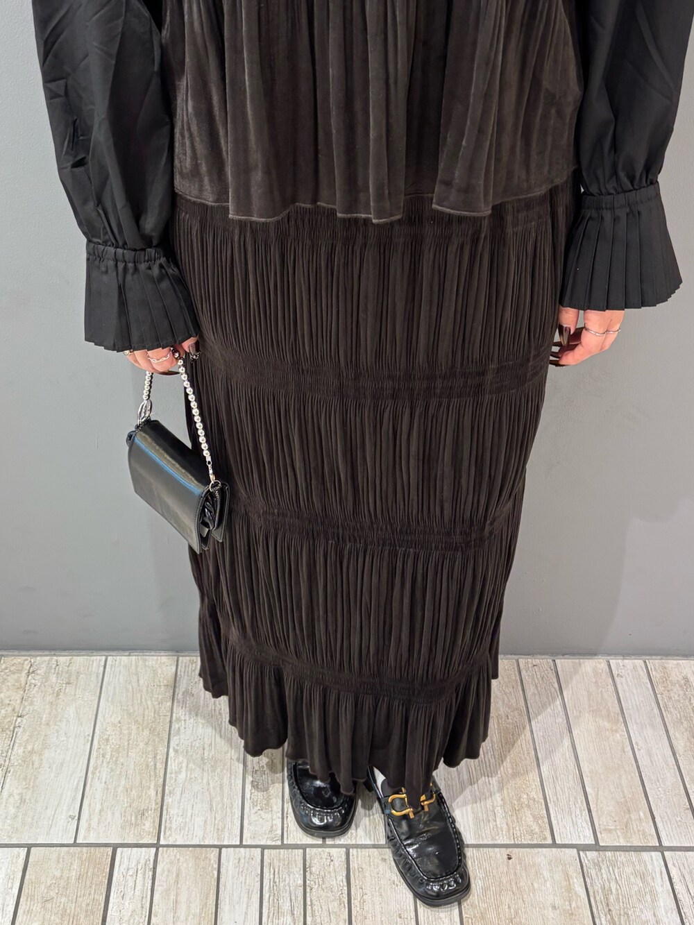 ブラック系のシャツ/ブラウス、ブラウン系のワンピース、ブラック系のローファーを着用したレディースの秋コーディネートの7枚目の写真