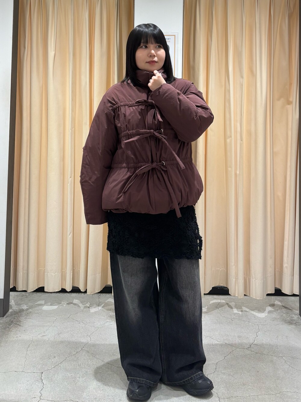 「冬アウター、今日のコーデ、デニム、おしゃれさんと繋がりたい、レイヤードスタイル、休日スタイル、スニーカー、モード、カジュアル、カジュアルコーデ、ダウンジャケット、シンプル、シンプルコーデ、骨格ストレート、KBF」｜「KBFのフロントリボン中綿ジャケット（ダウンジャケット/コート、レッド系）」を使った、nagisaさん（骨格ストレート・レディース・153cm）の冬コーディネートの4枚目の写真