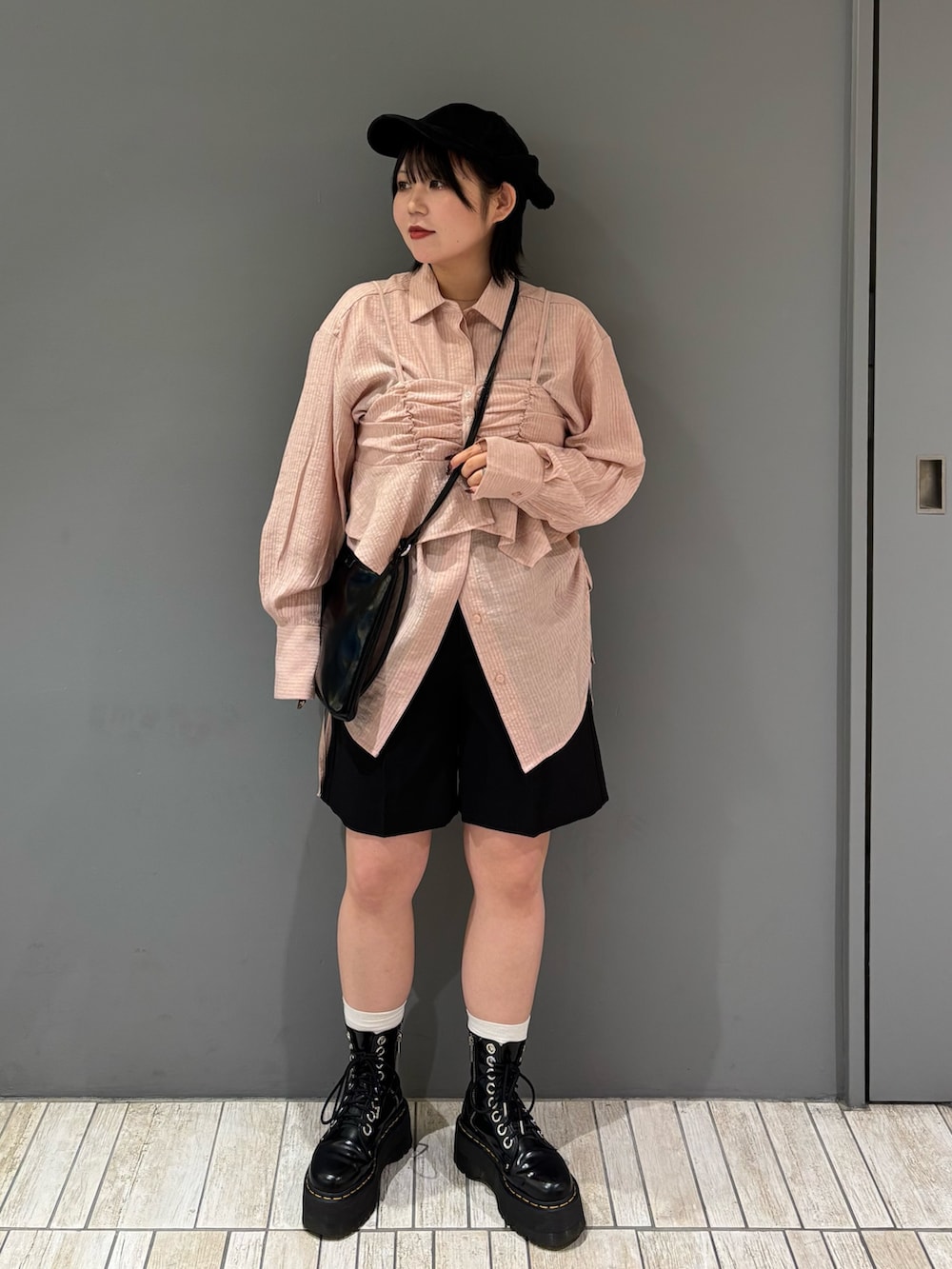 ピンク系のシャツ/ブラウス、ブラック系のその他パンツ、ブラック系のショルダーバッグを着用したレディースの秋コーディネートの3枚目の写真