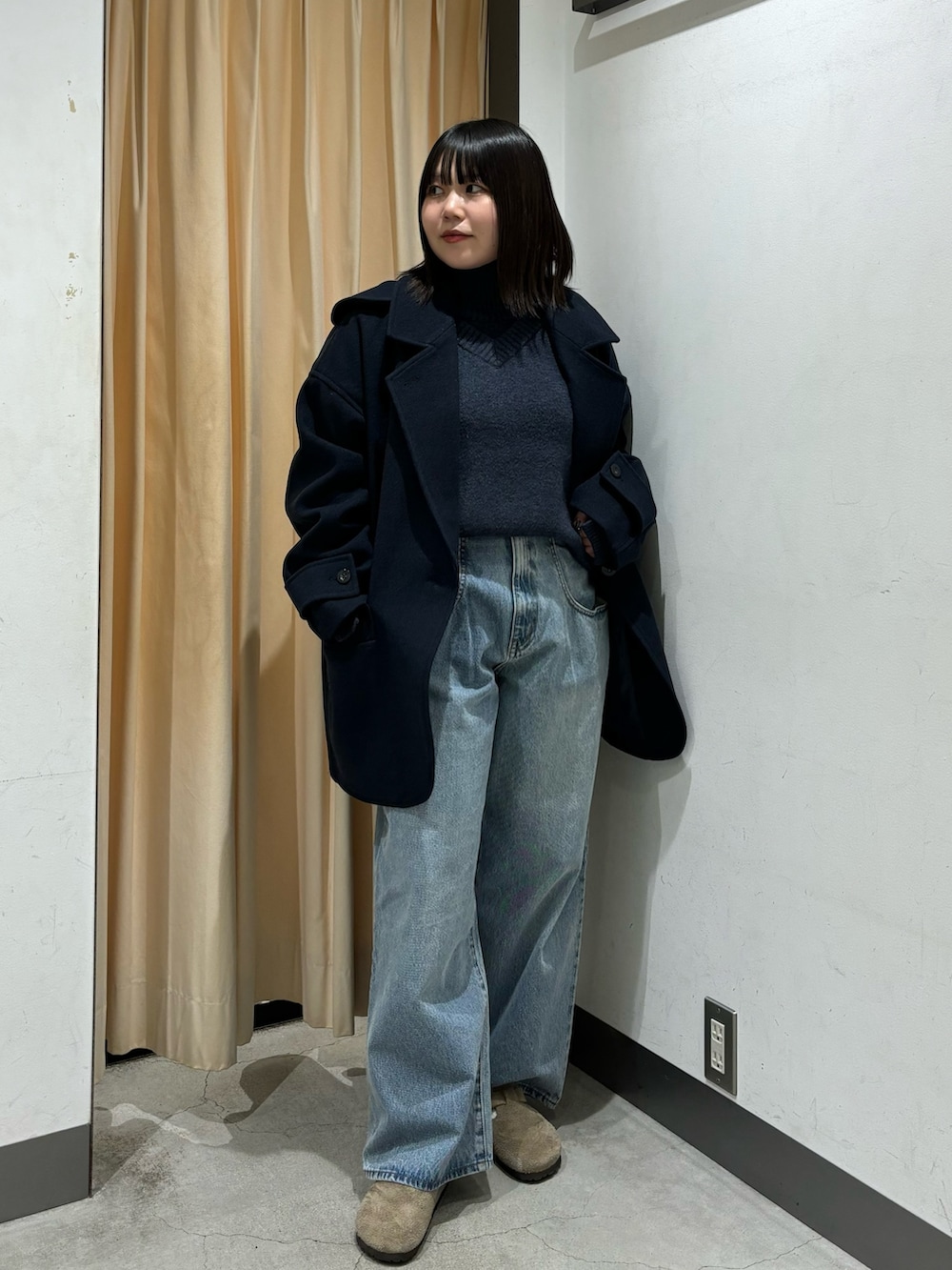 「ニット、コート、デニム、カジュアルコーデ、きれいめカジュアル、冬コーデ、秋冬コーデ、ビルケンシュトック、お出かけコーデ、おしゃれさんと繋がりたい、パンツスタイル、低身長コーデ、ネイビー、骨格ストレート、KBF」｜「KBFのリバーシブルタートルニット（ニット/セーター、ブルー系）」を使った、nagisaさん（レディース・153cm）の秋コーディネートの5枚目の写真