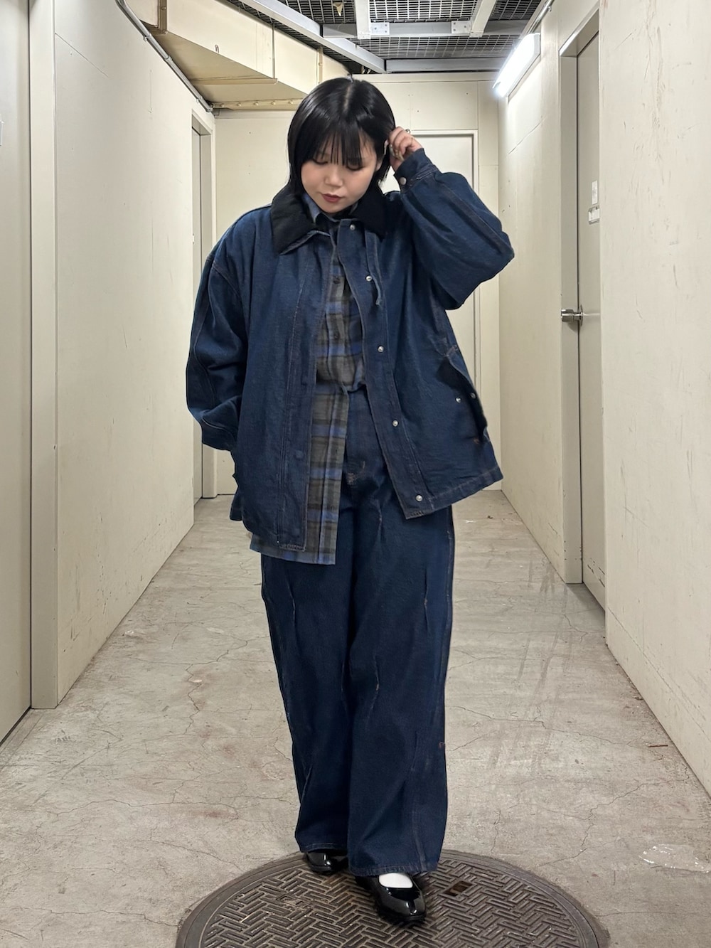 ブルー系のブルゾン、ブルー系のシャツ/ブラウス、ブルー系のデニムパンツを着用したレディースの秋コーディネートの3枚目の写真