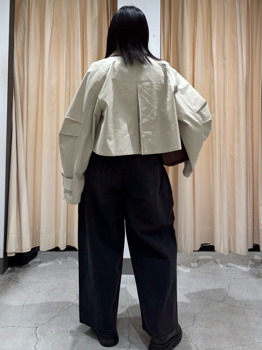 「お出かけコーデ、シンプルコーデ、おしゃれさんと繋がりたい、デニム、ジャケット、春コーデ、きれいめカジュアル、オトナカジュアル、バッグ、レース、休日スタイル、今日のコーデ、骨格ストレート、KBF」｜「KBFのBACKフレアショートジャケット（その他アウター、ベージュ系）」を使った、nagisaさん（骨格ストレート・レディース・153cm）の冬コーディネートの6枚目の写真