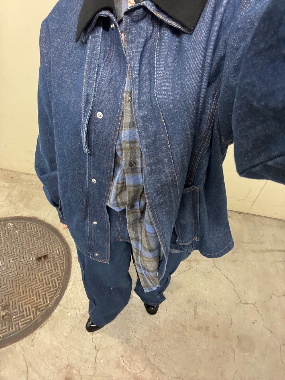 ブルー系のブルゾン、ブルー系のシャツ/ブラウス、ブルー系のデニムパンツを着用したレディースの秋コーディネートの8枚目の写真