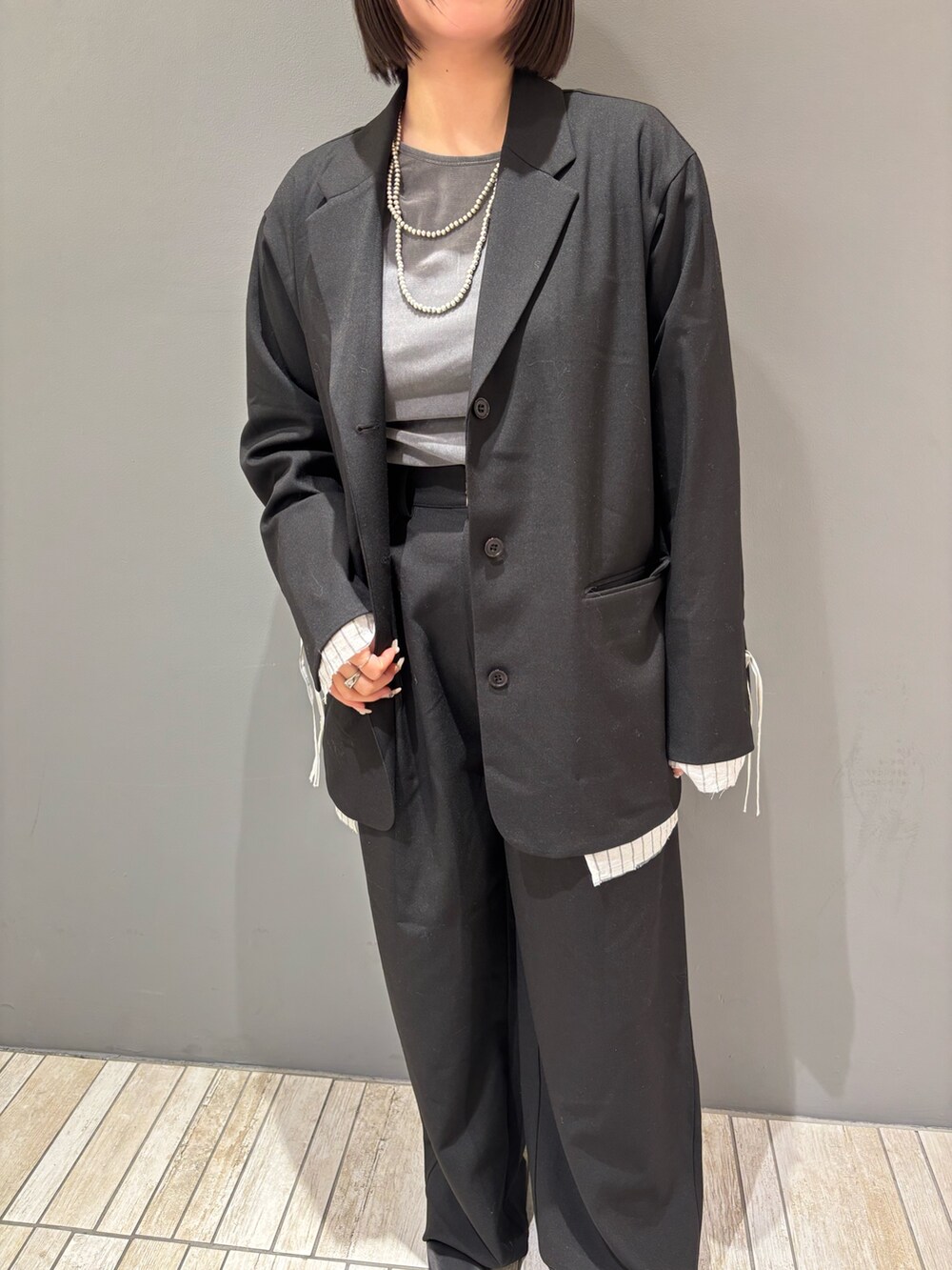 「レイヤードスタイル、休日スタイル、パンツスタイル、大人コーデ、セットアップ、モノトーンコーデ、ジャケット、スラックス、きれいめカジュアル、オトナカジュアル、オトナ女子、シンプルコーデ、おしゃれさんと繋がりたい、オーバーサイズ、KBF」｜「KBFのレイヤードデザインジャケット（テーラードジャケット、ブラック系）」を使った、nagisaさん（骨格ストレート・レディース・153cm）の冬コーディネートの7枚目の写真