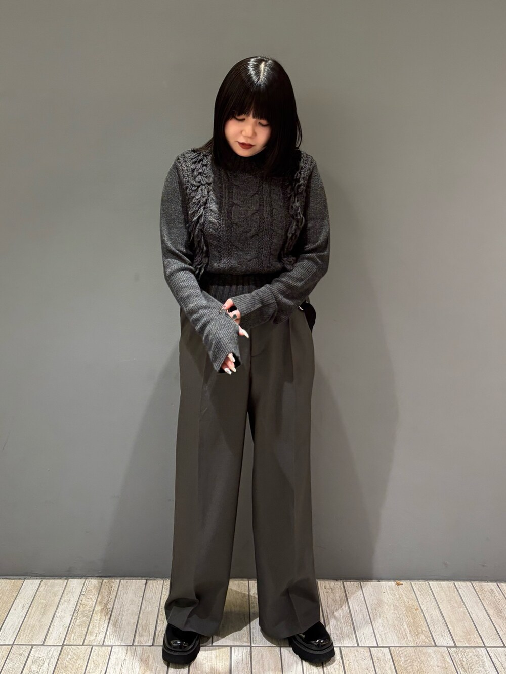 「冬アウター、コート、ニット、きれいめカジュアル、カジュアル、カジュアルコーデ、お出かけコーデ、休日スタイル、パンツスタイル、低身長コーデ、シンプルコーデ、おしゃれさんと繋がりたい、オトナカジュアル、骨格ストレート、KBF」｜「KBFのコンパクトケーブルニット（ニット/セーター、グレー系）」を使った、nagisaさん（レディース・153cm）の冬コーディネートの5枚目の写真