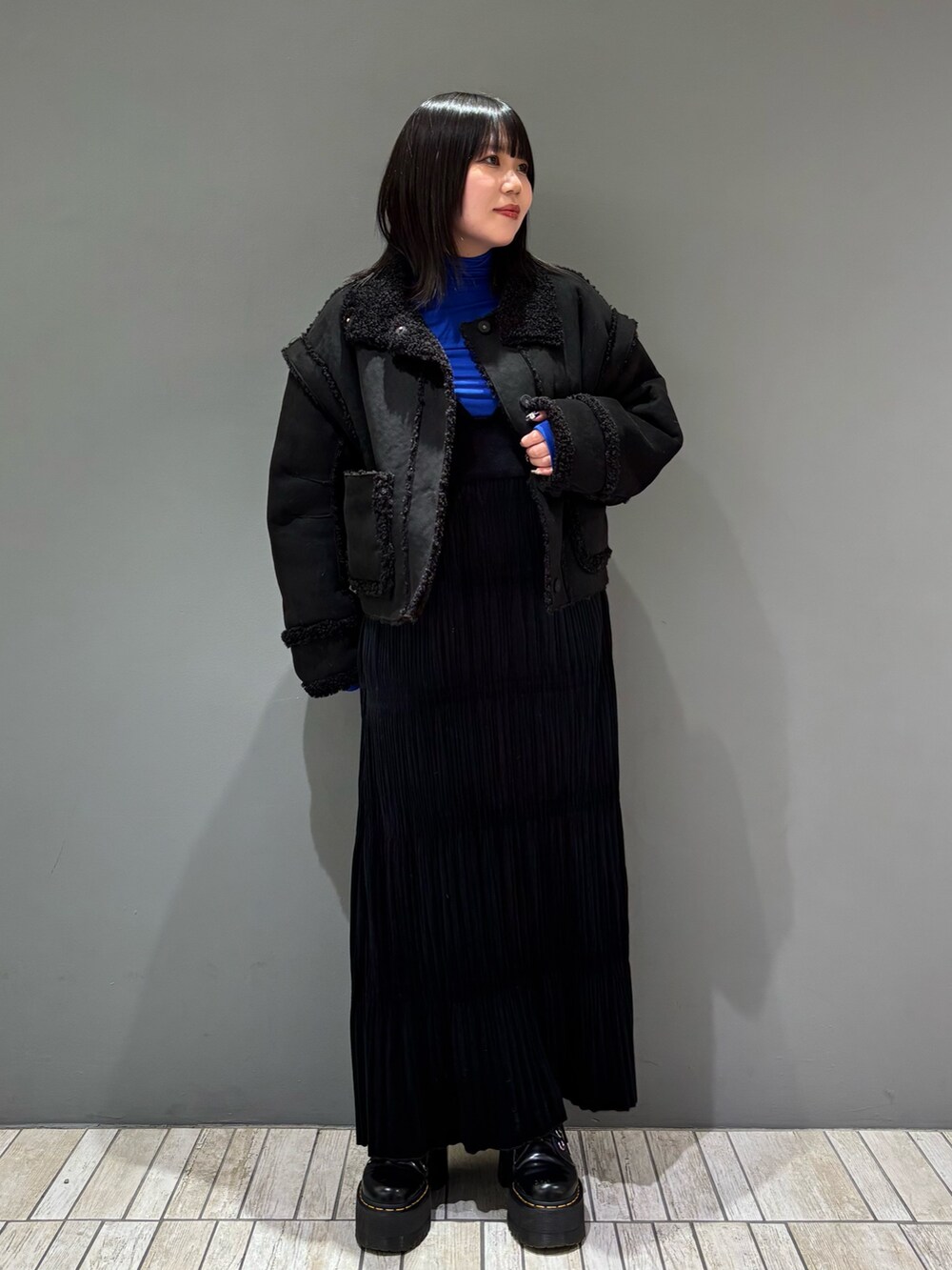 「おしゃれさんと繋がりたい、秋冬コーデ、シンプル、ootd、タートルネック、ブラック、ボアジャケット、キレイめ、オトナカジュアル、シンプルコーデ、レイヤードスタイル、お出かけコーデ、休日スタイル、骨格ストレート、KBF」｜「KBFのタートルベーシックカットソー（Tシャツ/カットソー、ブルー系）」を使った、nagisaさん（骨格ストレート・レディース・153cm）の冬コーディネートの3枚目の写真