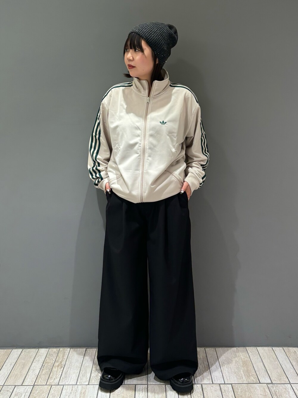「adidas、トラックジャケット、テーラードジャケット、スラックス、ブラックコーデ、ビーニー、モード、レイヤードスタイル、スポーツミックス、ニット帽、秋冬コーデ、きれいめカジュアル、骨格ストレート、KBF」｜「KBFのアイテム（ナイロンジャケット、ホワイト系）」を使った、nagisaさん（レディース・153cm）の秋コーディネートの4枚目の写真