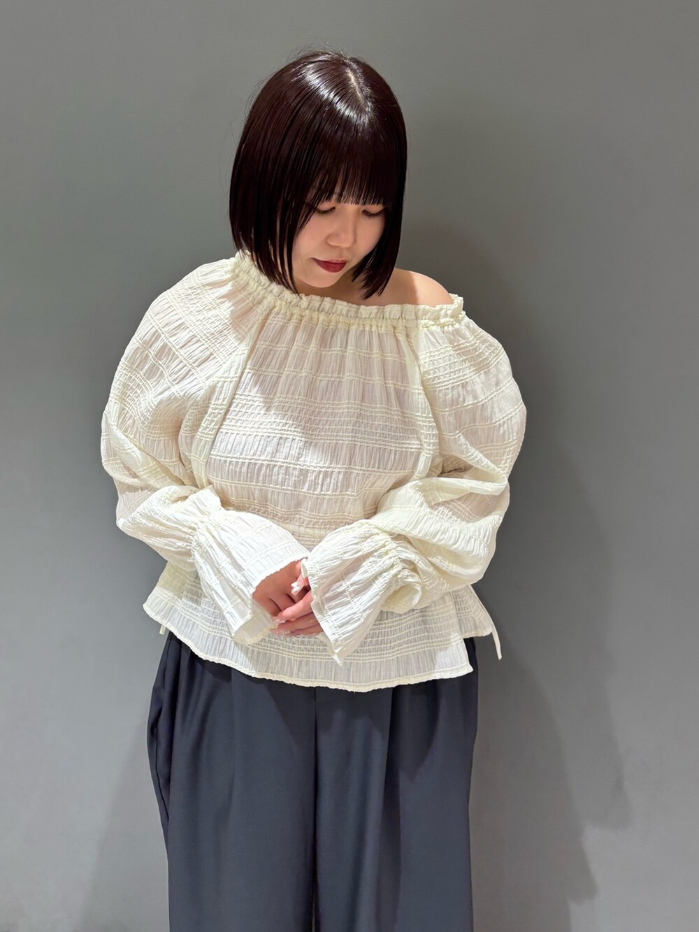 グレー系のその他パンツ、ホワイト系のシャツ/ブラウス、ブラック系のサンダルを着用したレディースの冬コーディネートの6枚目の写真