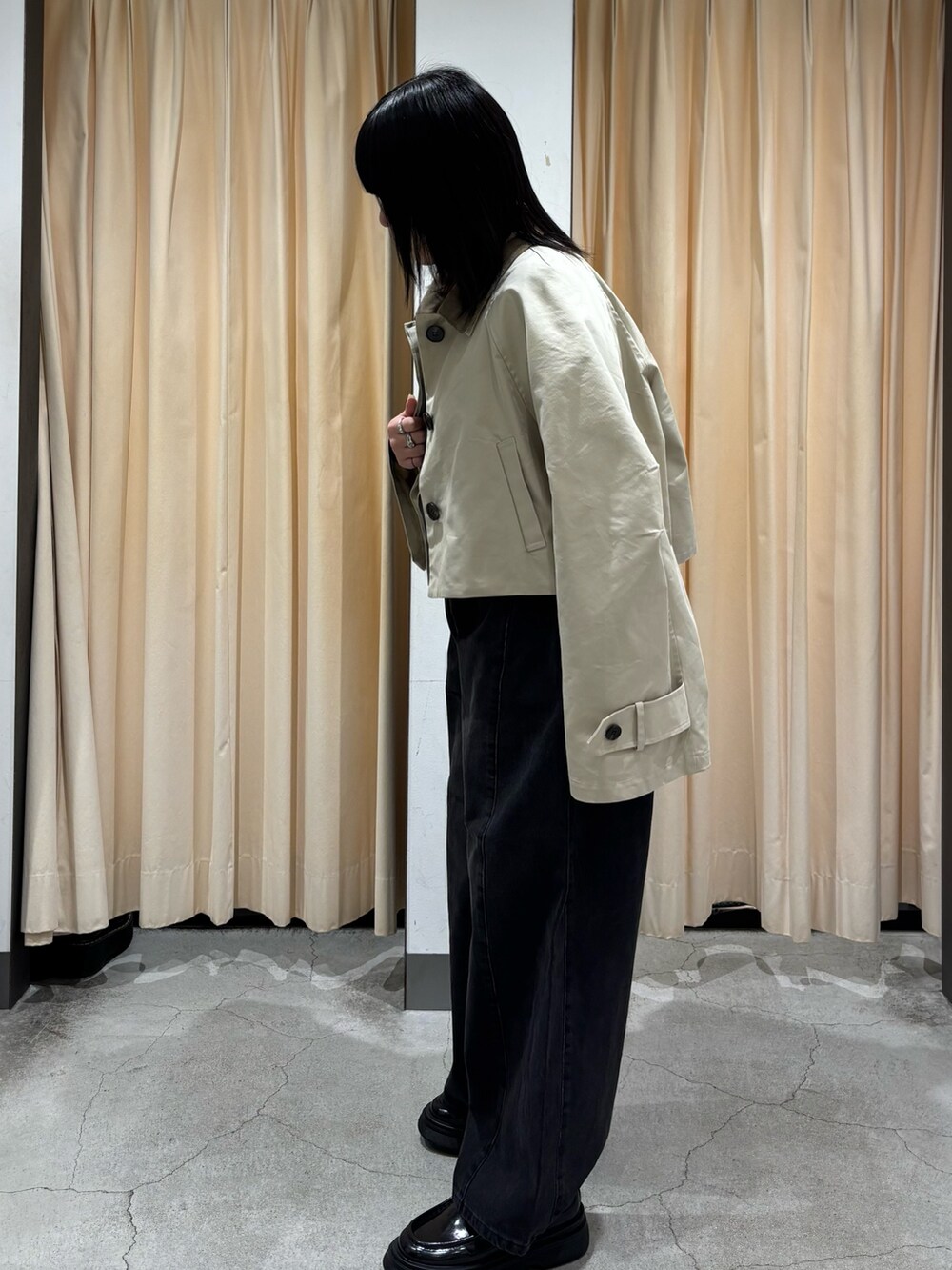 「お出かけコーデ、シンプルコーデ、おしゃれさんと繋がりたい、デニム、ジャケット、春コーデ、きれいめカジュアル、オトナカジュアル、バッグ、レース、休日スタイル、今日のコーデ、骨格ストレート、KBF」｜「KBFのBACKフレアショートジャケット（その他アウター、ベージュ系）」を使った、nagisaさん（骨格ストレート・レディース・153cm）の冬コーディネートの5枚目の写真