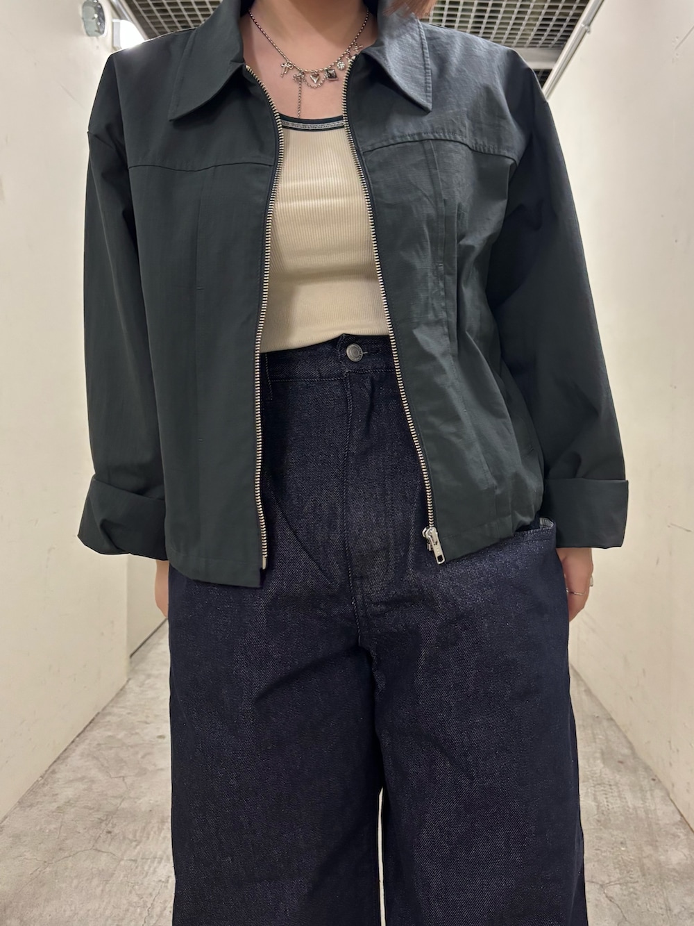 「春コーデ、オトナカジュアル、オトナ女子、カジュアルコーデ、デニム、メンズライク、おしゃれさんと繋がりたい、ootd、カジュアル、低身長、休日スタイル、ストリート、デニムパンツ、骨格ストレート、KBF」｜「KBFのダッドZIPブルゾン（ブルゾン、グレー系）」を使った、nagisaさん（骨格ストレート・レディース・153cm）の春コーディネートの9枚目の写真