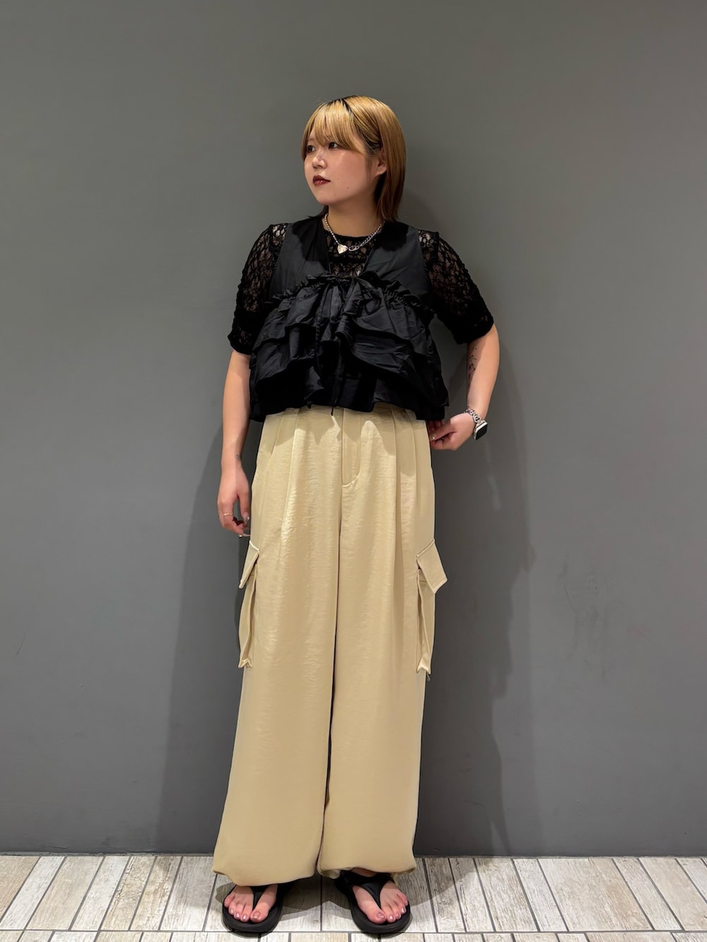 「シアートップス、夏コーデ、サンダル、レイヤードスタイル、休日スタイル、パンツスタイル、低身長、骨格ストレート、KBF、ootd、おしゃれさんと繋がりたい、きれいめカジュアル、大人カジュアル、ブラウス、オトナカジュアル」｜「KBFのハーフスリーブドレープレースTEE（Tシャツ/カットソー、ブラック系）」を使った、nagisaさん（骨格ストレート・レディース・154cm）の夏コーディネートの2枚目の写真