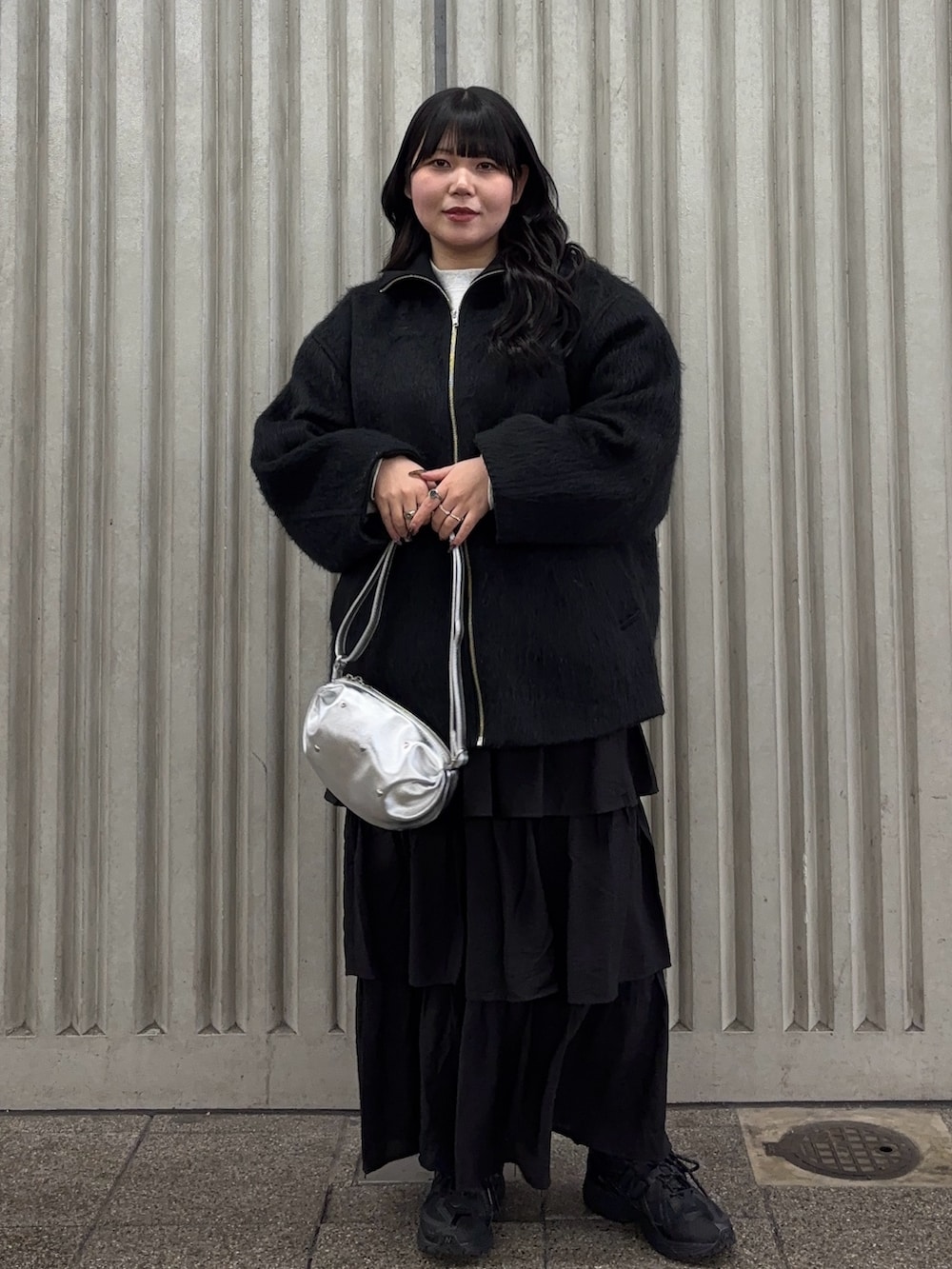 「冬コーデ、秋冬コーデ、お出かけコーデ、ラクチンコーデ、グレー、シンプル、おしゃれさんと繋がりたい、ワントーンコーデ、カジュアルコーデ、ガーリー、スニーカー、休日スタイル、骨格ストレート、SENSEOFPLACE、KBF」｜「KBFのハイネックシャギーコート（その他アウター、ブラック系）」を使った、nagisaさん（骨格ストレート・レディース・153cm）の冬コーディネートの4枚目の写真