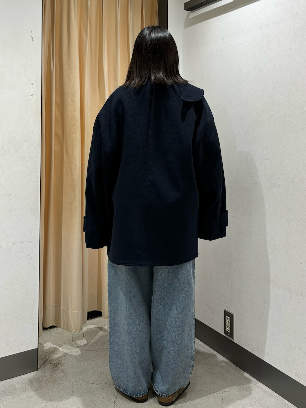 「ニット、コート、デニム、カジュアルコーデ、きれいめカジュアル、冬コーデ、秋冬コーデ、ビルケンシュトック、お出かけコーデ、おしゃれさんと繋がりたい、パンツスタイル、低身長コーデ、ネイビー、骨格ストレート、KBF」｜「KBFのリバーシブルタートルニット（ニット/セーター、ブルー系）」を使った、nagisaさん（レディース・153cm）の秋コーディネートの9枚目の写真