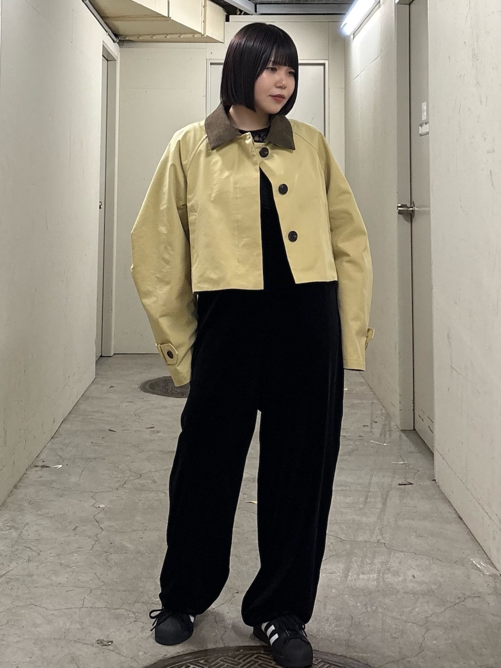 「春コーデ、ジャケット、オールインワン、レース、レイヤードスタイル、ブラック、きれいめカジュアル、オトナカジュアル、おしゃれさんと繋がりたい、ootd、今日のコーデ、休日スタイル、低身長、骨格ストレート、KBF」｜「KBFのドレープレースTEE（Tシャツ/カットソー、ブラック系）」を使った、nagisaさん（骨格ストレート・レディース・153cm）の冬コーディネートの3枚目の写真