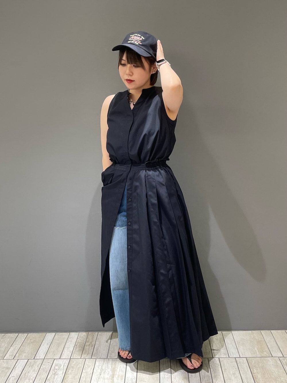 「きれいめカジュアル、ワンピース、レイヤードスタイル、夏コーデ、休日スタイル、お出かけコーデ、低身長コーデ、ノースリーブワンピース、デニム、oofos、骨格ストレート、KBF、kbf_ootd」｜「KBFのエンブロイダリーCAP（キャップ、ブルー系）」を使った、nagisaさん（レディース・153cm）の夏コーディネートの2枚目の写真