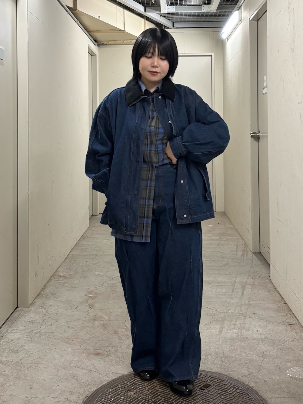 ブルー系のブルゾン、ブルー系のシャツ/ブラウス、ブルー系のデニムパンツを着用したレディースの秋コーディネートの4枚目の写真