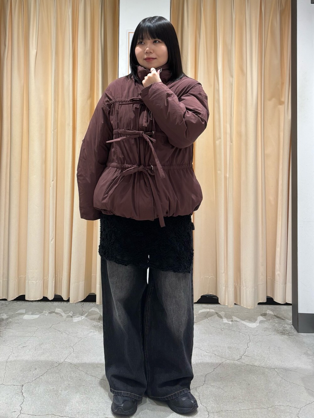 「冬アウター、今日のコーデ、デニム、おしゃれさんと繋がりたい、レイヤードスタイル、休日スタイル、スニーカー、モード、カジュアル、カジュアルコーデ、ダウンジャケット、シンプル、シンプルコーデ、骨格ストレート、KBF」｜「KBFのフロントリボン中綿ジャケット（ダウンジャケット/コート、レッド系）」を使った、nagisaさん（骨格ストレート・レディース・153cm）の冬コーディネートの3枚目の写真