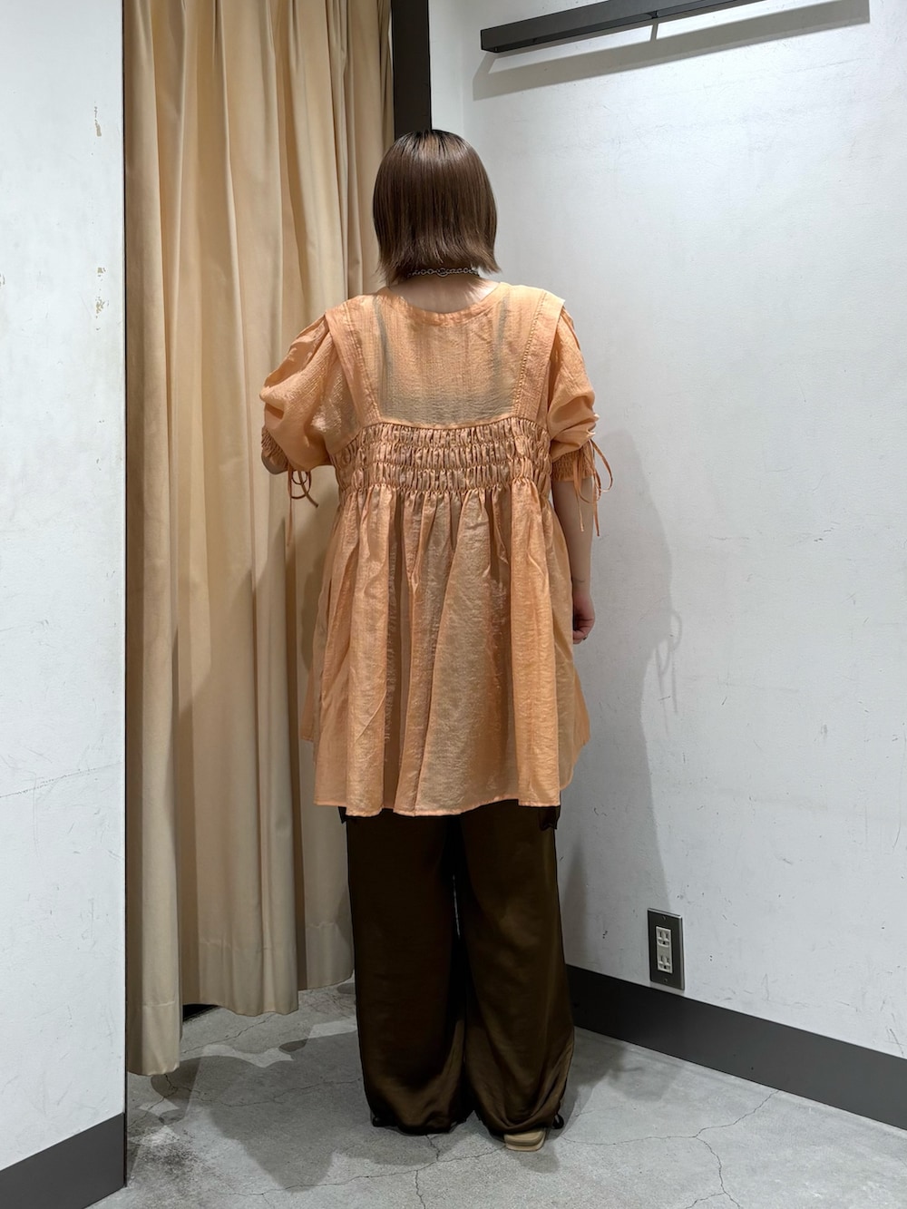 「カーゴパンツ、サンダル、ワンピース、夏コーデ、ワントーンコーデ、低身長、骨格ストレート、KBF、オトナカジュアル、おしゃれさんと繋がりたい、大人カジュアル、ootd、休日スタイル、パンツスタイル、きれいめカジュアル」｜「KBFのチャームネックレス（ネックレス、シルバー系）」を使った、nagisaさん（骨格ストレート・レディース・154cm）の夏コーディネートの6枚目の写真