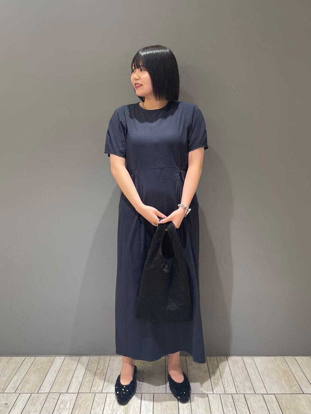 ブルー系のワンピース、ブラック系のトートバッグ、ブラック系のその他シューズを着用したレディースの夏コーディネートの3枚目の写真