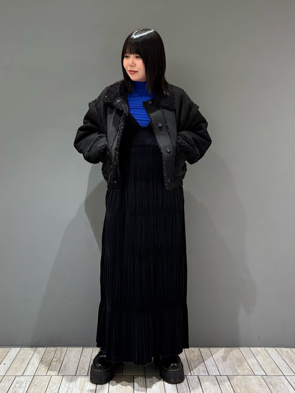 「おしゃれさんと繋がりたい、秋冬コーデ、シンプル、ootd、タートルネック、ブラック、ボアジャケット、キレイめ、オトナカジュアル、シンプルコーデ、レイヤードスタイル、お出かけコーデ、休日スタイル、骨格ストレート、KBF」｜「KBFのタートルベーシックカットソー（Tシャツ/カットソー、ブルー系）」を使った、nagisaさん（骨格ストレート・レディース・153cm）の冬コーディネートの2枚目の写真