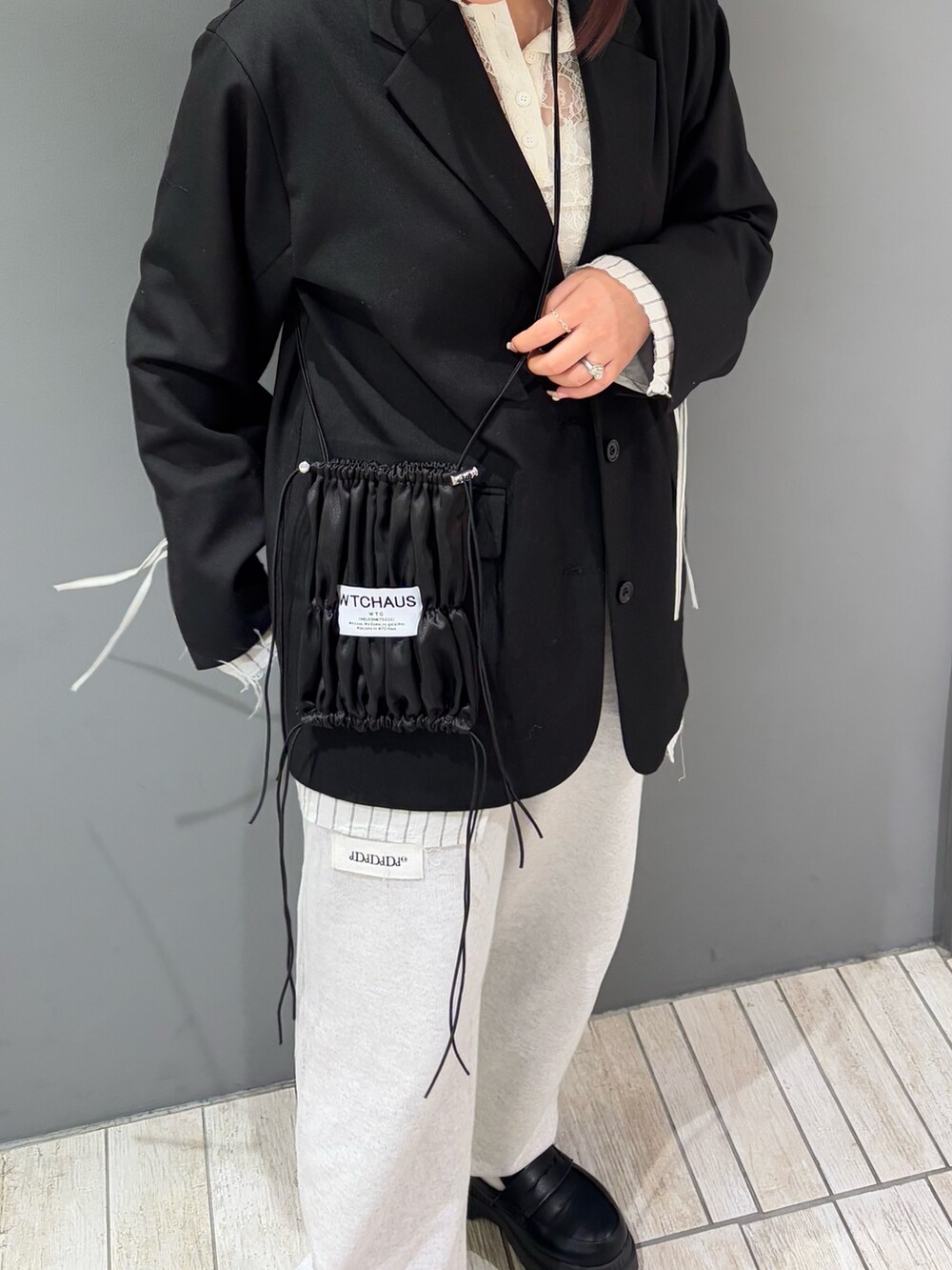 「ジャケット、春コーデ、スウェットパンツ、きれいめカジュアル、キレイめ、オトナカジュアル、おしゃれさんと繋がりたい、オーバーサイズ、オトナ女子、低身長、ootd、ラフ、カジュアル、KBF、URBAN RESEARCH」｜「KBFのレイヤードデザインジャケット（テーラードジャケット、ブラック系）」を使った、nagisaさん（骨格ストレート・レディース・153cm）の春コーディネートの6枚目の写真