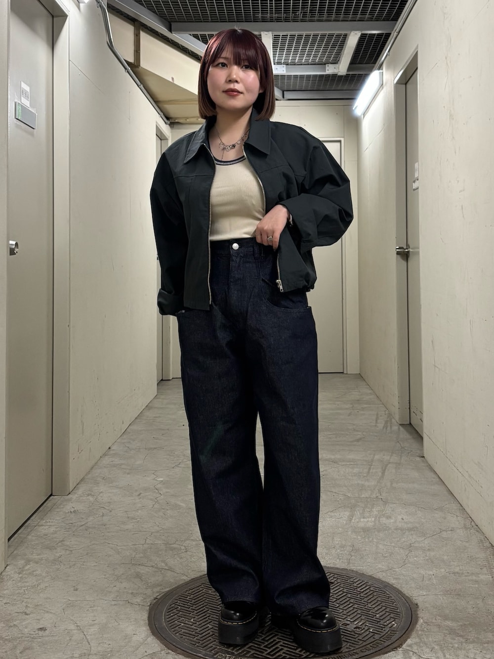 「春コーデ、オトナカジュアル、オトナ女子、カジュアルコーデ、デニム、メンズライク、おしゃれさんと繋がりたい、ootd、カジュアル、低身長、休日スタイル、ストリート、デニムパンツ、骨格ストレート、KBF」｜「KBFのダッドZIPブルゾン（ブルゾン、グレー系）」を使った、nagisaさん（骨格ストレート・レディース・153cm）の春コーディネートの5枚目の写真