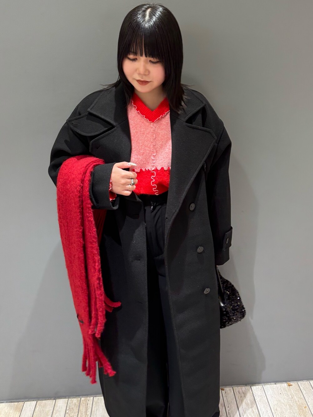 「ロングコート、クリスマスに着たい服、モード、差し色コーデ、ブラックコーデ、きれいめカジュアル、キレイめ、パンツスタイル、大人コーデ、ニット、低身長コーデ、おしゃれさんと繋がりたい、お出かけコーデ、オトナカジュアル、KBF」｜「RODE SKOのチェーン付きスパンコールバッグ（ショルダーバッグ、ブラック系）」を使った、nagisaさん（レディース・153cm）の冬コーディネートの8枚目の写真