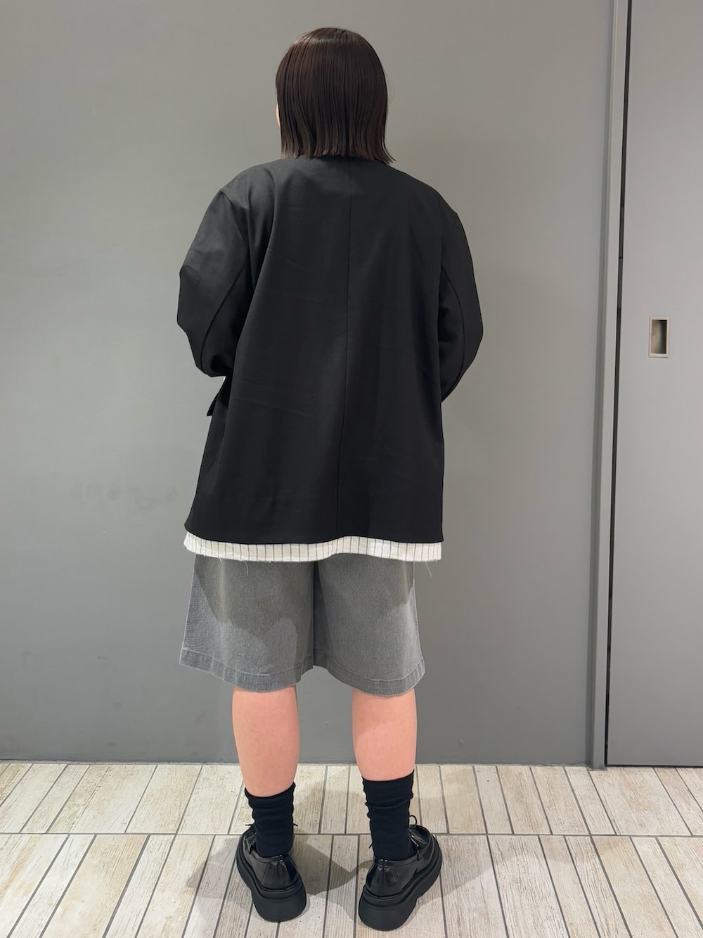 「ジャケット、ハーフパンツ、ロンT、ローファー、春コーデ、おしゃれさんと繋がりたい、オーバーサイズ、オトナ女子、低身長、ootd、休日スタイル、モード、モノトーン、骨格ストレート、KBF」｜「KBFのレイヤードデザインジャケット（テーラードジャケット、ブラック系）」を使った、nagisaさん（骨格ストレート・レディース・153cm）の春コーディネートの3枚目の写真