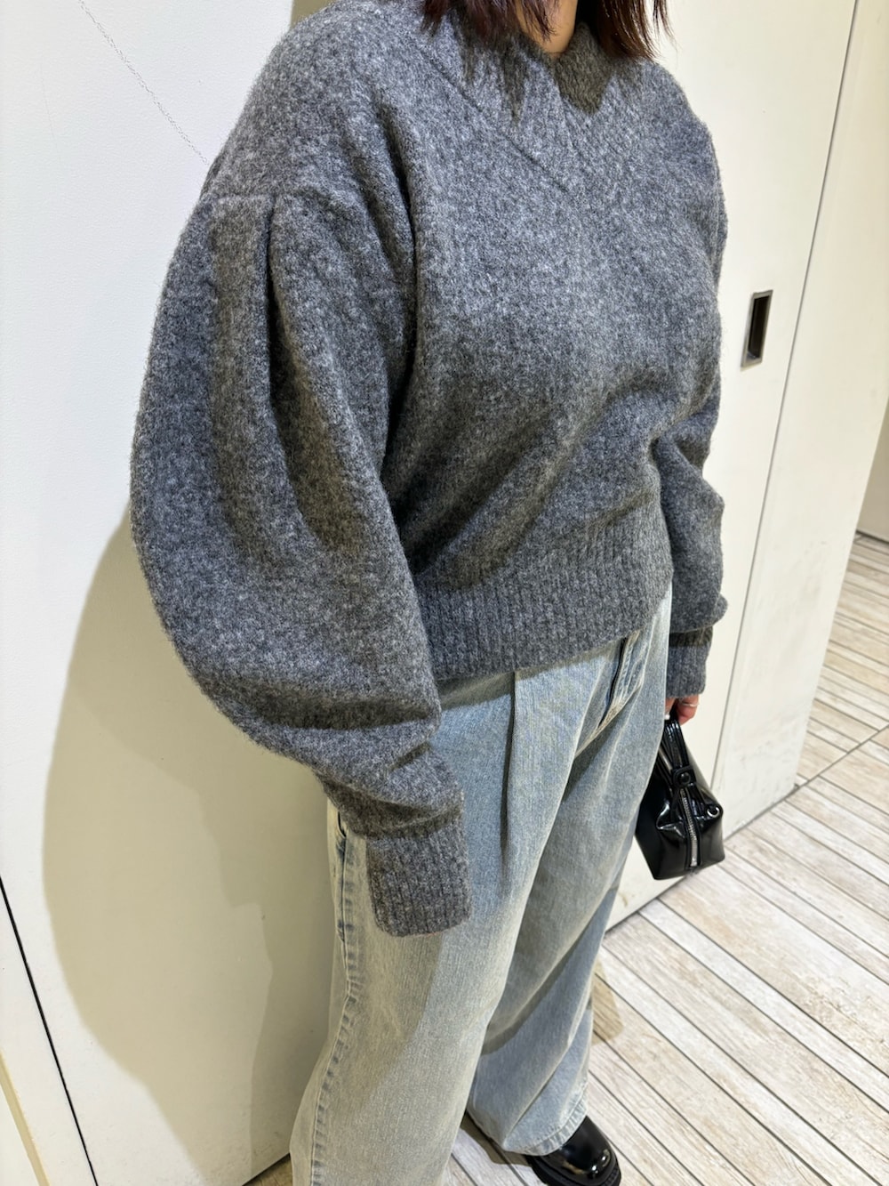「ニット、デニム、冬コーデ、ロングコート、コート、おしゃれさんと繋がりたい、秋冬コーデ、オトナ女子、シンプルコーデ、キレイめ、大人コーデ、お出かけコーデ、デートコーデ、骨格ストレート、KBF」｜「KBFのVネックフォルムニット（ニット/セーター、グレー系）」を使った、nagisaさん（レディース・153cm）の秋コーディネートの6枚目の写真