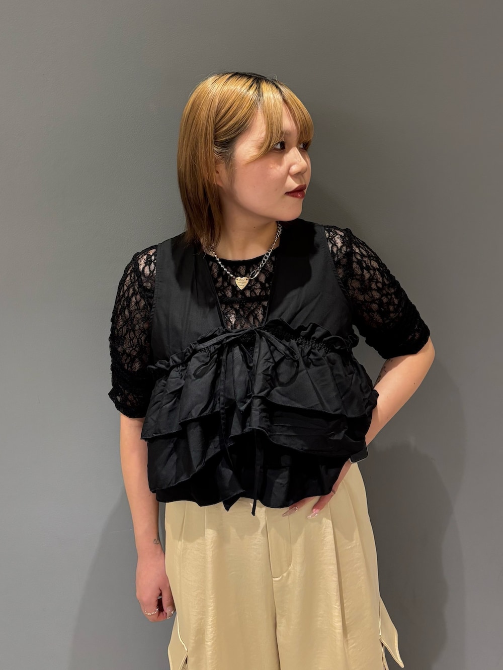 「シアートップス、夏コーデ、サンダル、レイヤードスタイル、休日スタイル、パンツスタイル、低身長、骨格ストレート、KBF、ootd、おしゃれさんと繋がりたい、きれいめカジュアル、大人カジュアル、ブラウス、オトナカジュアル」｜「KBFのハーフスリーブドレープレースTEE（Tシャツ/カットソー、ブラック系）」を使った、nagisaさん（骨格ストレート・レディース・154cm）の夏コーディネートの5枚目の写真