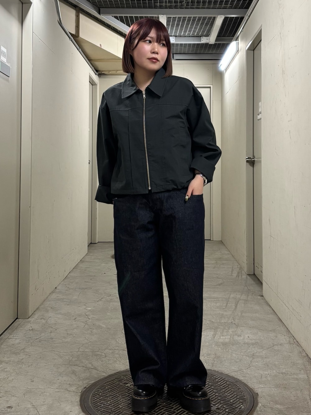 「春コーデ、オトナカジュアル、オトナ女子、カジュアルコーデ、デニム、メンズライク、おしゃれさんと繋がりたい、ootd、カジュアル、低身長、休日スタイル、ストリート、デニムパンツ、骨格ストレート、KBF」｜「KBFのダッドZIPブルゾン（ブルゾン、グレー系）」を使った、nagisaさん（骨格ストレート・レディース・153cm）の春コーディネートの6枚目の写真