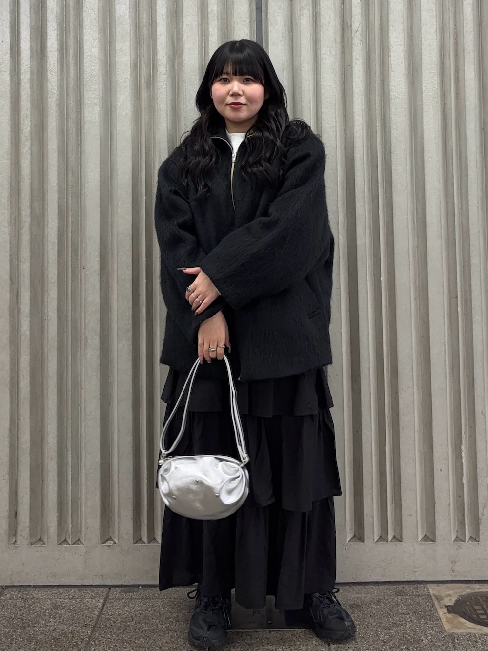 「冬コーデ、秋冬コーデ、お出かけコーデ、ラクチンコーデ、グレー、シンプル、おしゃれさんと繋がりたい、ワントーンコーデ、カジュアルコーデ、ガーリー、スニーカー、休日スタイル、骨格ストレート、SENSEOFPLACE、KBF」｜「KBFのハイネックシャギーコート（その他アウター、ブラック系）」を使った、nagisaさん（骨格ストレート・レディース・153cm）の冬コーディネートの5枚目の写真