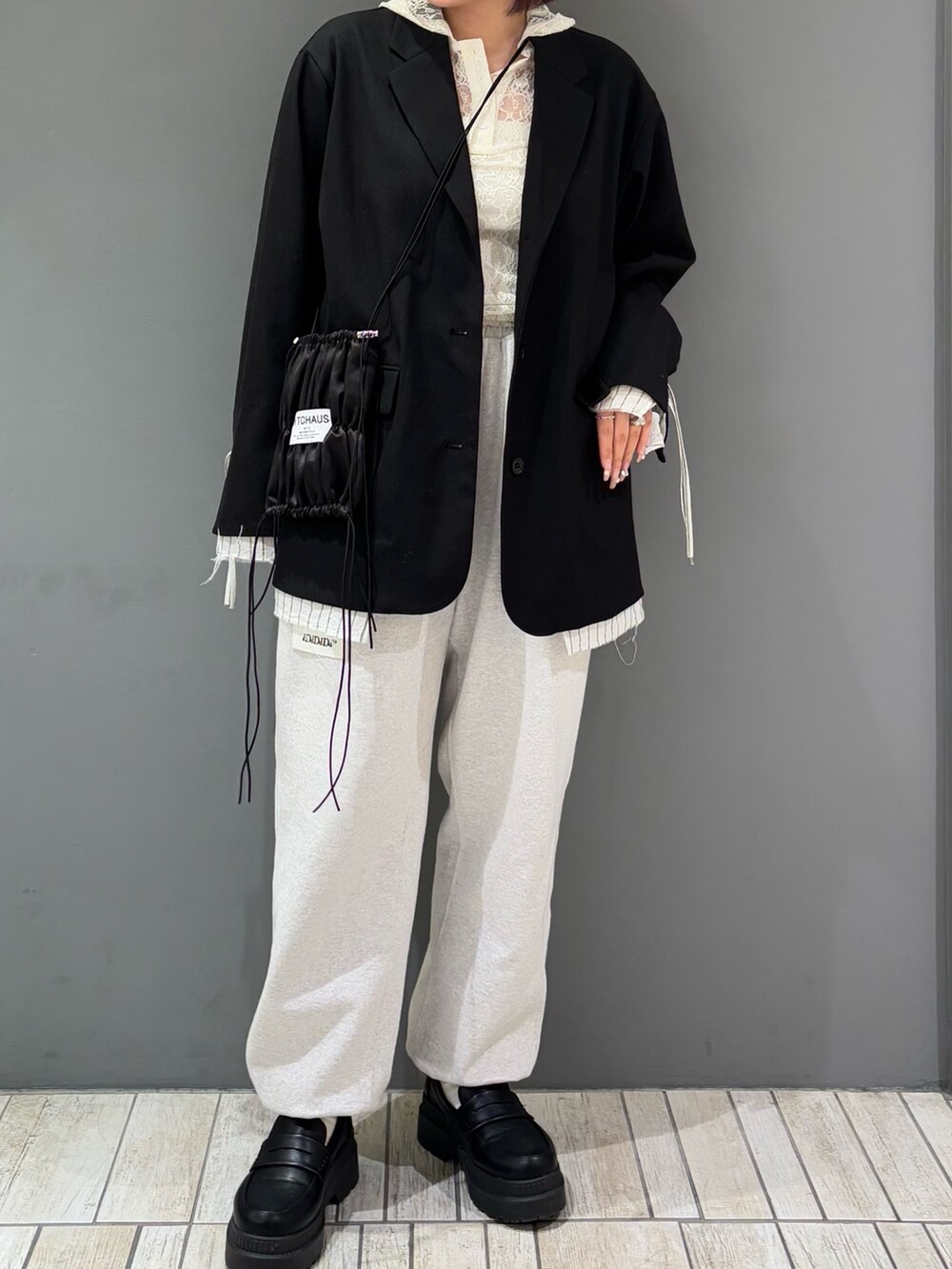「ジャケット、春コーデ、スウェットパンツ、きれいめカジュアル、キレイめ、オトナカジュアル、おしゃれさんと繋がりたい、オーバーサイズ、オトナ女子、低身長、ootd、ラフ、カジュアル、KBF、URBAN RESEARCH」｜「KBFのレイヤードデザインジャケット（テーラードジャケット、ブラック系）」を使った、nagisaさん（骨格ストレート・レディース・153cm）の春コーディネートの5枚目の写真