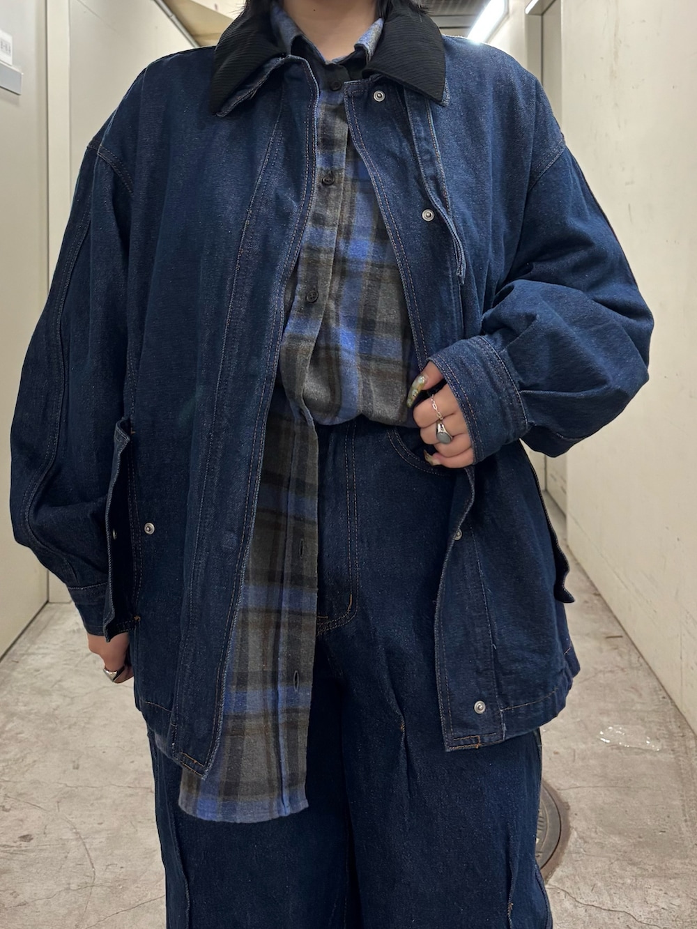 ブルー系のブルゾン、ブルー系のシャツ/ブラウス、ブルー系のデニムパンツを着用したレディースの秋コーディネートの7枚目の写真