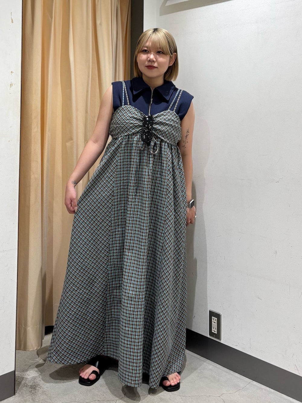 「スウェット、ワンピース、サンダル、レイヤードスタイル、夏コーデ、オトナカジュアル、おしゃれさんと繋がりたい、オトナ女子、カジュアル、低身長、休日スタイル、ootd、お出かけコーデ、KBF、骨格ストレート」｜「SMELLYのツイストチェーンネックレス（ネックレス、シルバー系）」を使った、nagisaさん（骨格ストレート・レディース・154cm）の春コーディネートの3枚目の写真