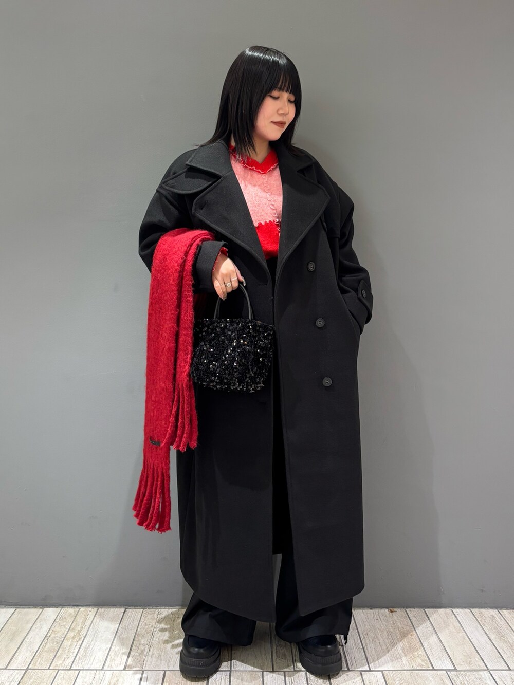 「ロングコート、クリスマスに着たい服、モード、差し色コーデ、ブラックコーデ、きれいめカジュアル、キレイめ、パンツスタイル、大人コーデ、ニット、低身長コーデ、おしゃれさんと繋がりたい、お出かけコーデ、オトナカジュアル、KBF」｜「RODE SKOのチェーン付きスパンコールバッグ（ショルダーバッグ、ブラック系）」を使った、nagisaさん（レディース・153cm）の冬コーディネートの2枚目の写真