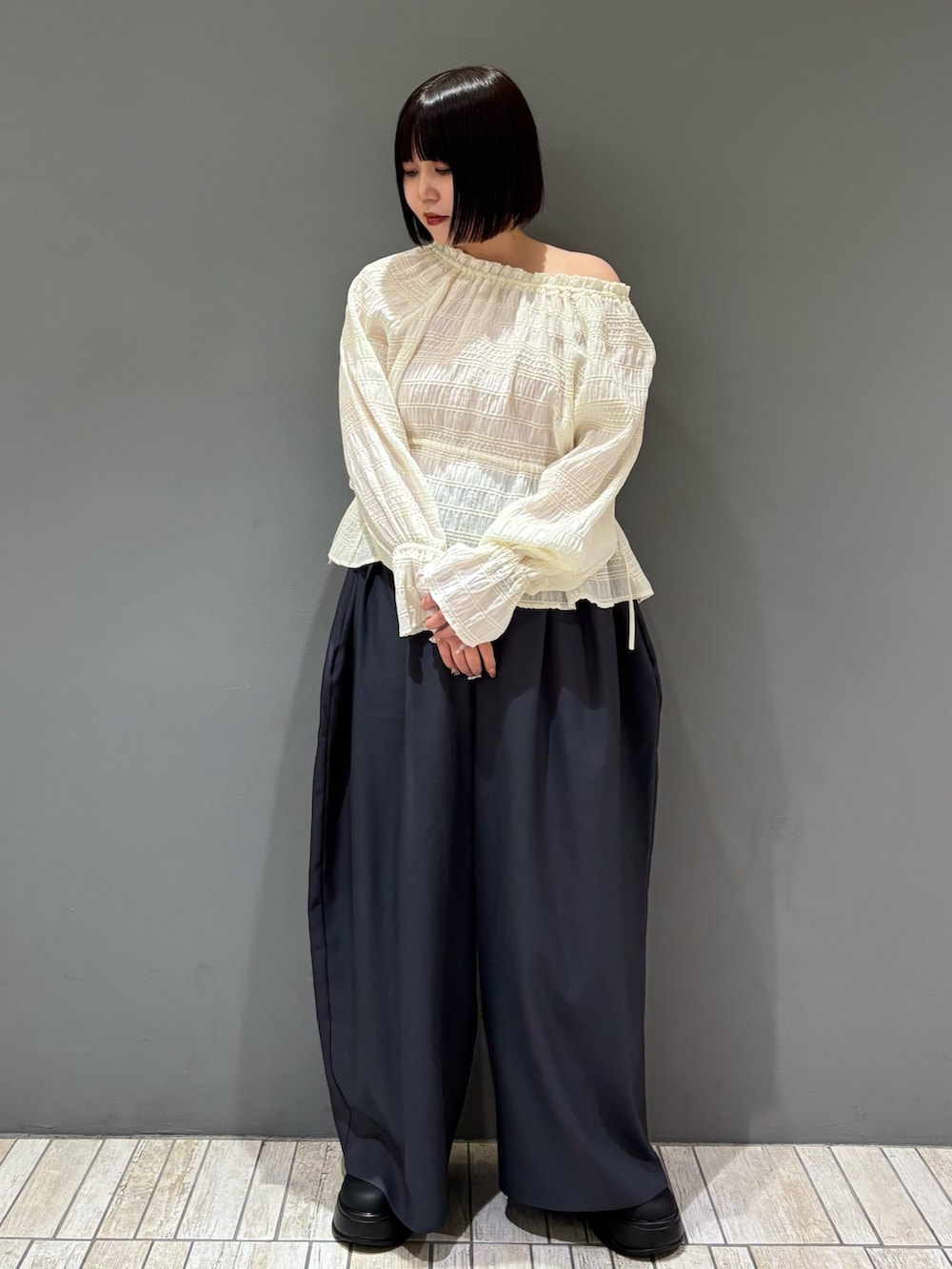 グレー系のその他パンツ、ホワイト系のシャツ/ブラウス、ブラック系のサンダルを着用したレディースの冬コーディネートの2枚目の写真