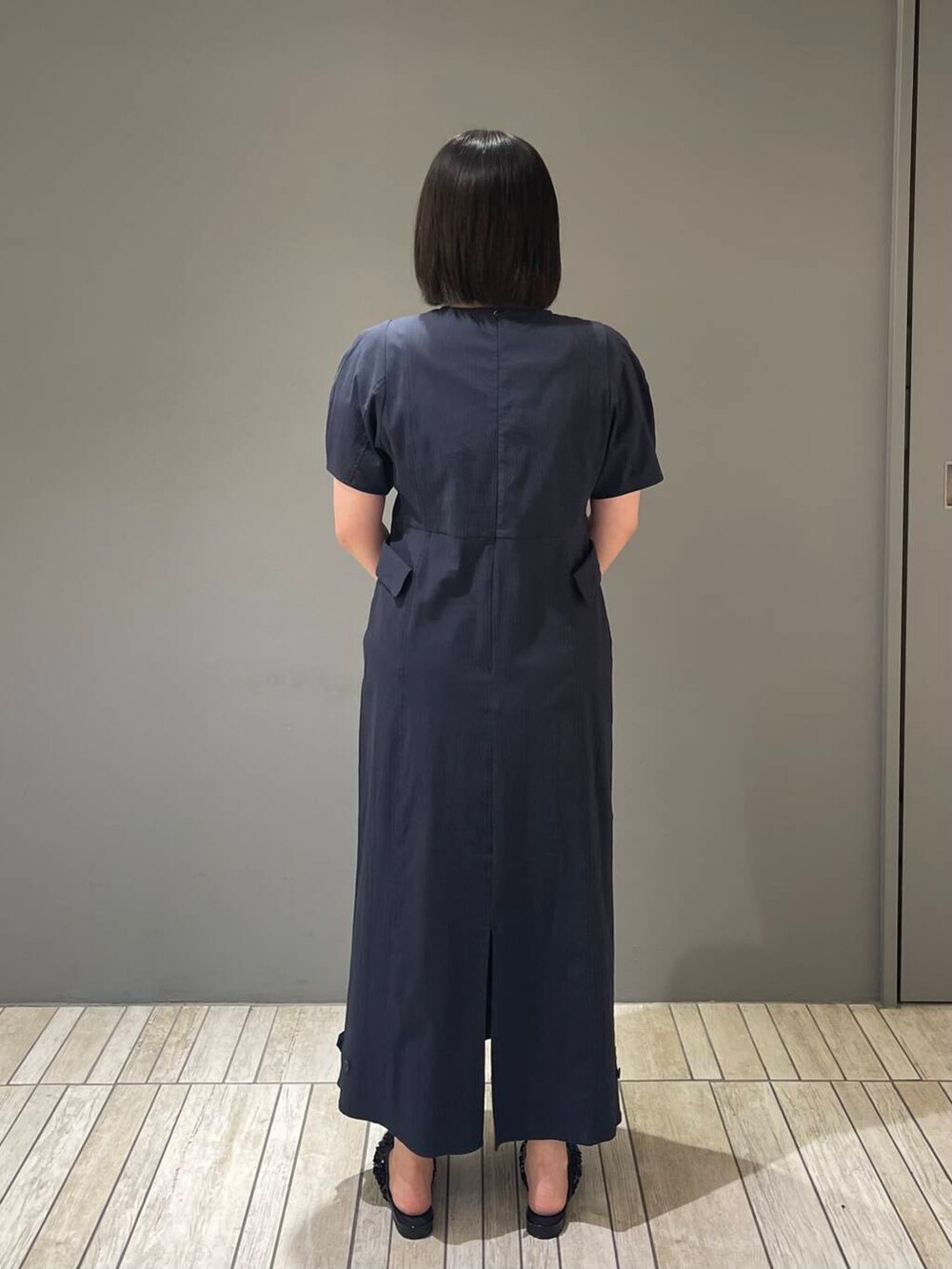 ブルー系のワンピース、ブラック系のトートバッグ、ブラック系のその他シューズを着用したレディースの夏コーディネートの5枚目の写真