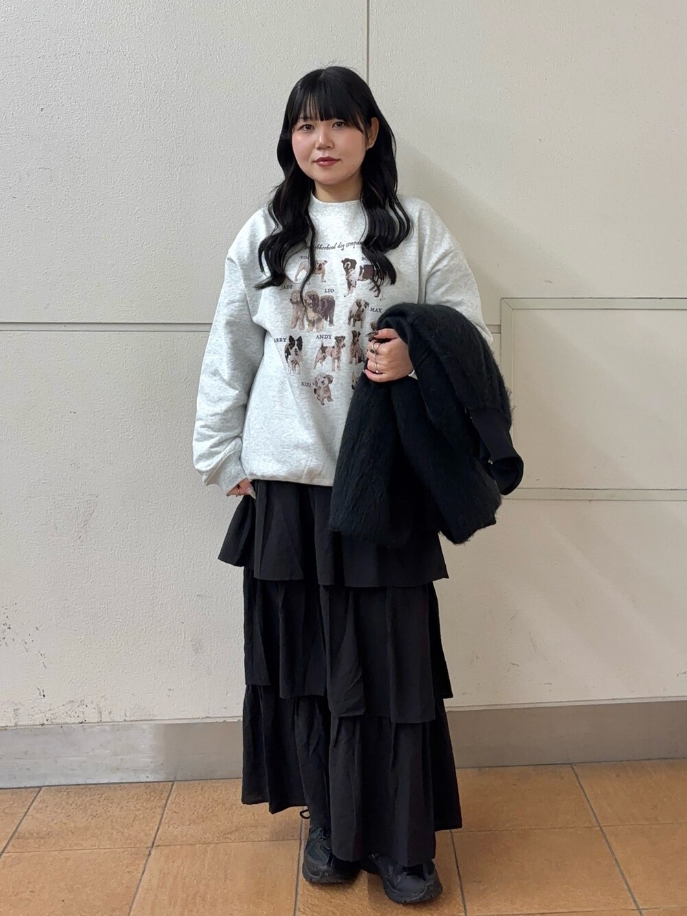 「冬コーデ、秋冬コーデ、お出かけコーデ、ラクチンコーデ、グレー、シンプル、おしゃれさんと繋がりたい、ワントーンコーデ、カジュアルコーデ、ガーリー、スニーカー、休日スタイル、骨格ストレート、SENSEOFPLACE、KBF」｜「KBFのハイネックシャギーコート（その他アウター、ブラック系）」を使った、nagisaさん（骨格ストレート・レディース・153cm）の冬コーディネートの3枚目の写真