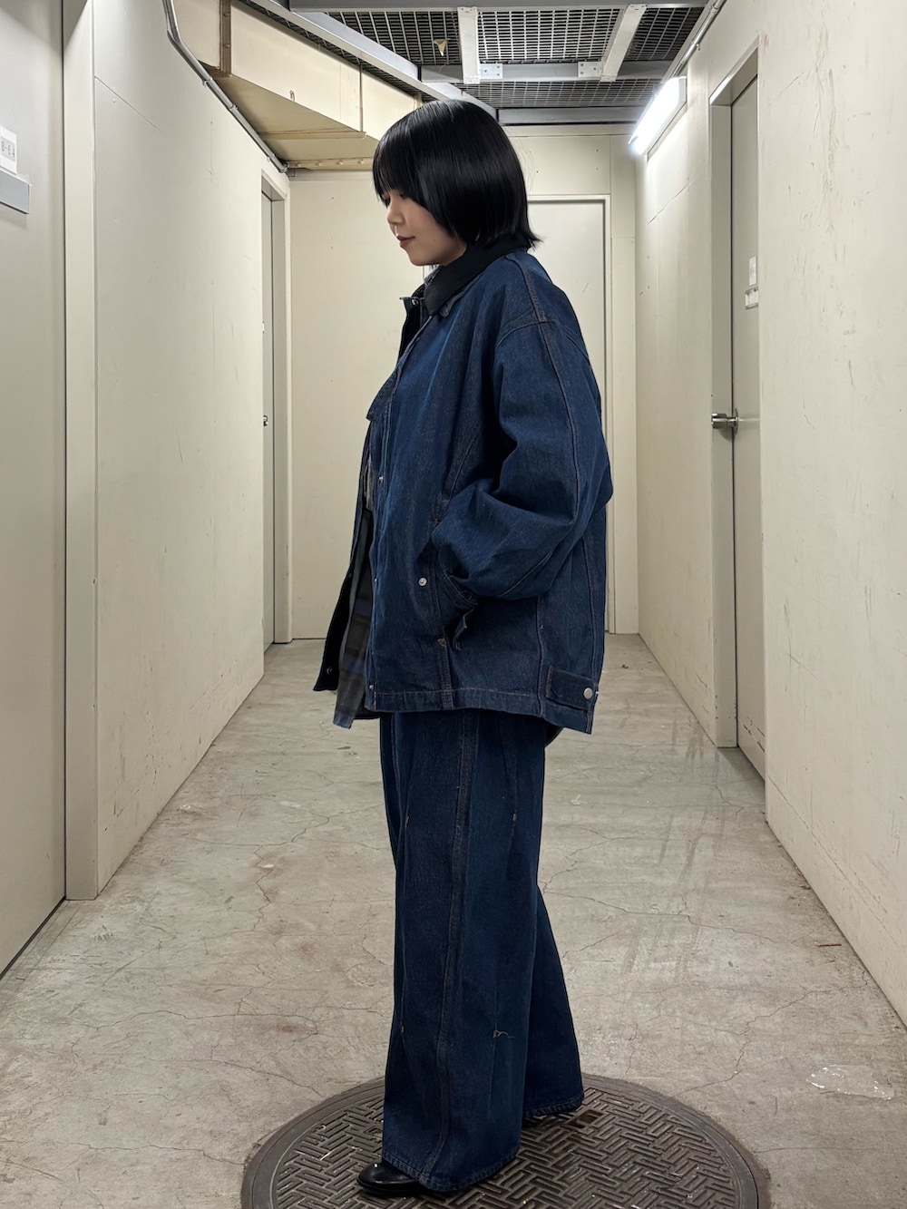 ブルー系のブルゾン、ブルー系のシャツ/ブラウス、ブルー系のデニムパンツを着用したレディースの秋コーディネートの5枚目の写真