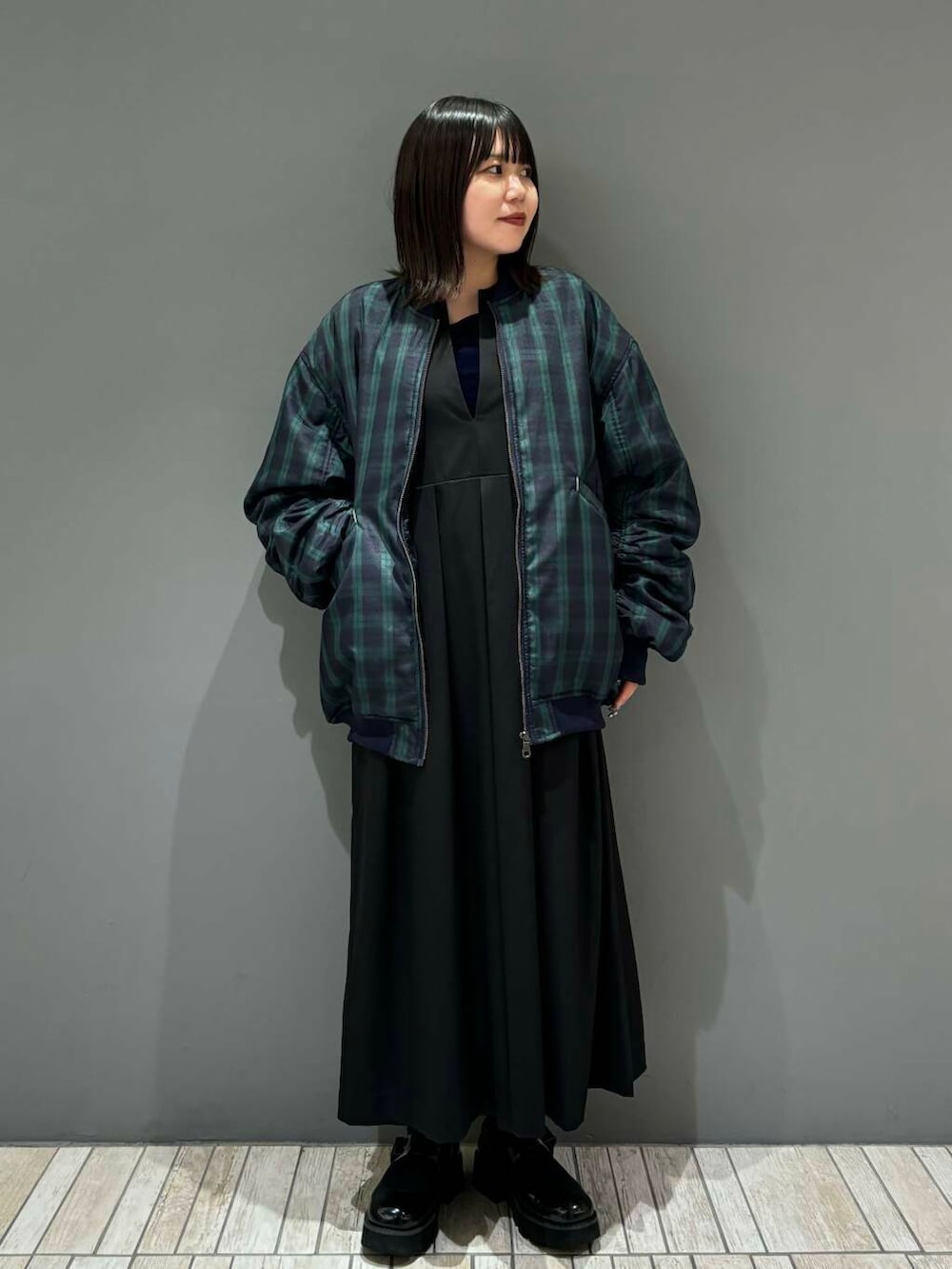 ブルー系のTシャツ/カットソー、ブラック系のワンピース、ブラック系のMA-1を着用したレディースの秋コーディネートの2枚目の写真