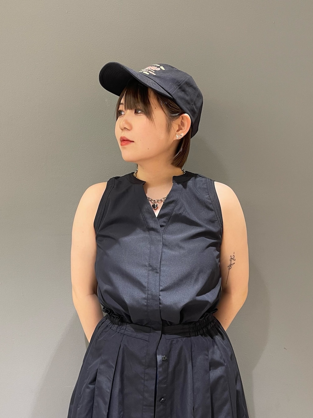 「きれいめカジュアル、ワンピース、レイヤードスタイル、夏コーデ、休日スタイル、お出かけコーデ、低身長コーデ、ノースリーブワンピース、デニム、oofos、骨格ストレート、KBF、kbf_ootd」｜「KBFのエンブロイダリーCAP（キャップ、ブルー系）」を使った、nagisaさん（レディース・153cm）の夏コーディネートの6枚目の写真