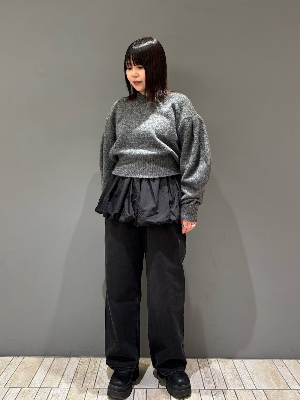 「冬コーデ、ブラックコーデ、モノトーンコーデ、モード、デニム、ニット、お出かけコーデ、おしゃれさんと繋がりたい、冬アウター、モノトーン、お洒落さんとつながりたい、骨格ストレート、大人コーデ、モードストリート、KBF」｜「KBFのVネックフォルムニット（ニット/セーター、グレー系）」を使った、nagisaさん（レディース・153cm）の冬コーディネートの6枚目の写真
