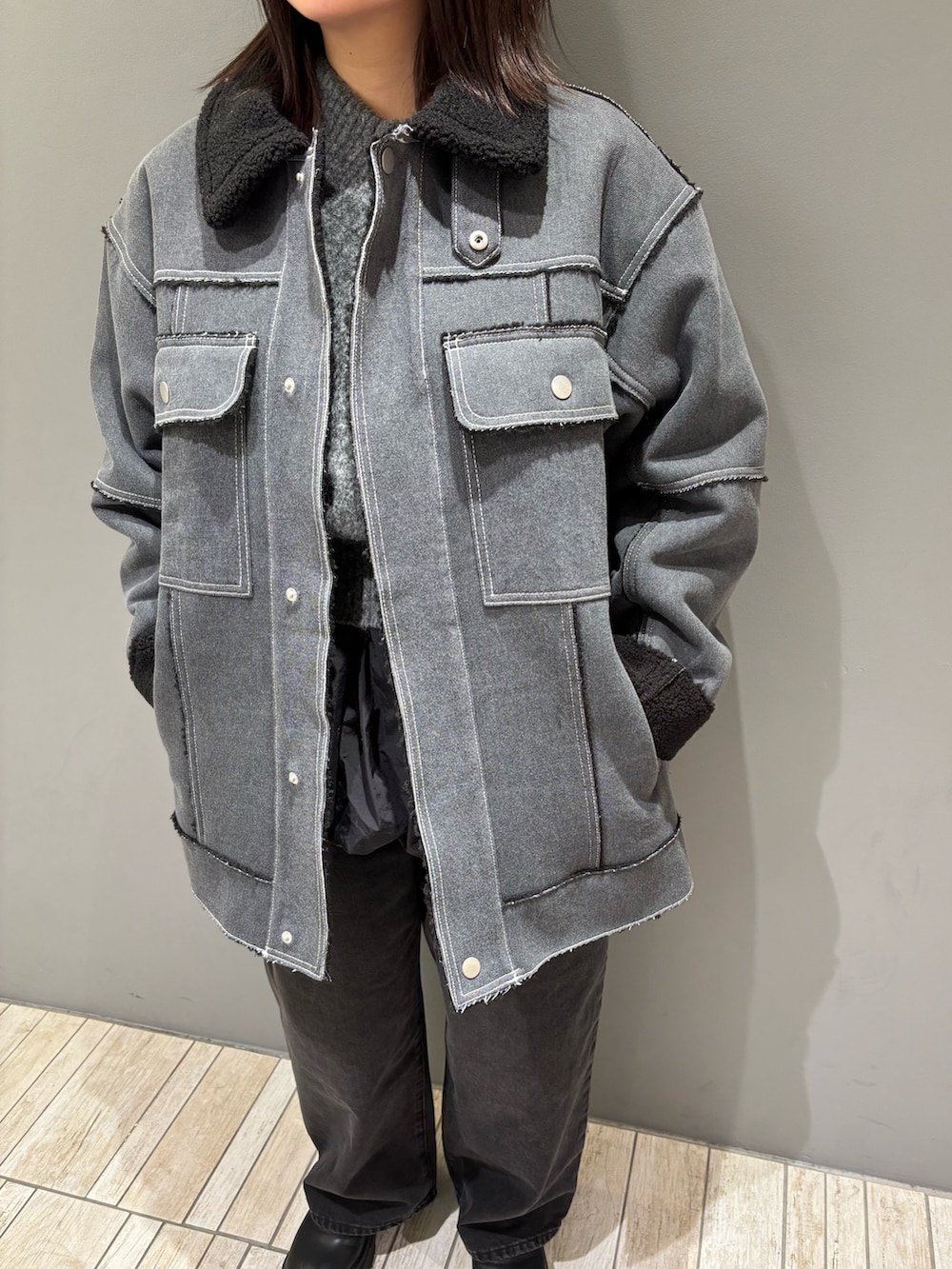 「冬コーデ、ブラックコーデ、モノトーンコーデ、モード、デニム、ニット、お出かけコーデ、おしゃれさんと繋がりたい、冬アウター、モノトーン、お洒落さんとつながりたい、骨格ストレート、大人コーデ、モードストリート、KBF」｜「KBFのVネックフォルムニット（ニット/セーター、グレー系）」を使った、nagisaさん（レディース・153cm）の冬コーディネートの5枚目の写真